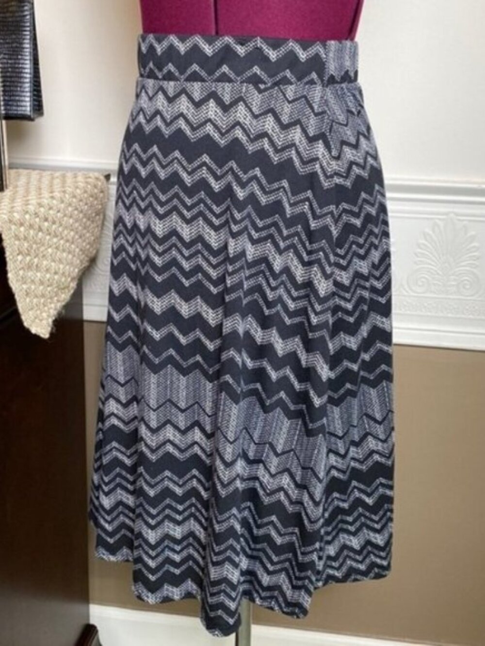 Size Small Women’s Black & Cream Pull-On Skirt